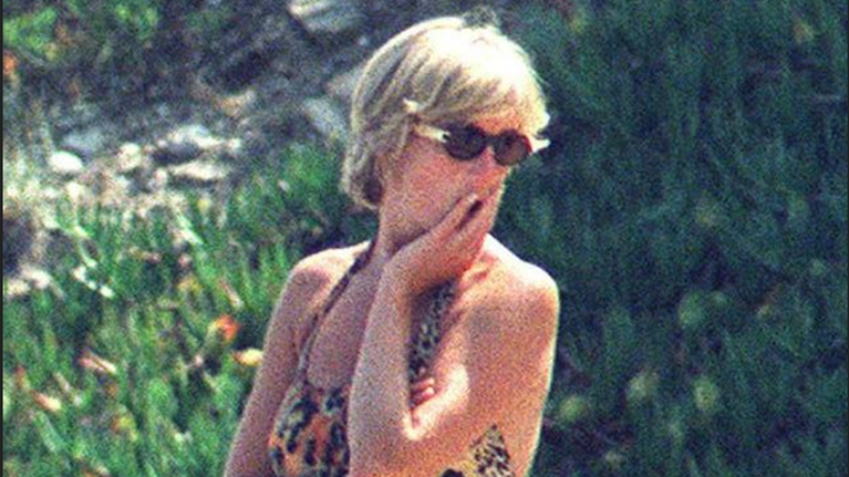 Πριγκίπισσα Νταϊάνα: Με το ολόσωμο λεοπάρ μαγιό στους παπαράτσι - Η φουσκωμένη κοιλιά και η διάψευση