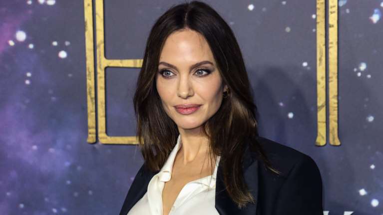 Άλλος άνθρωπος η Aντζελίνα Τζολί: Στο Μαλιμπού με μαύρο φόρεμα με cut outs, ξανθά μαλλιά και γοητευτικό σύντροφο