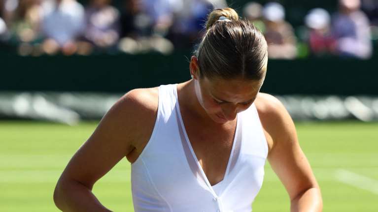 Κορυφαία τενίστρια αγωνίστηκε στο Wimbledon με φόρεμα εμπνευσμένο από το νυφικό της - Το απίθανο look της