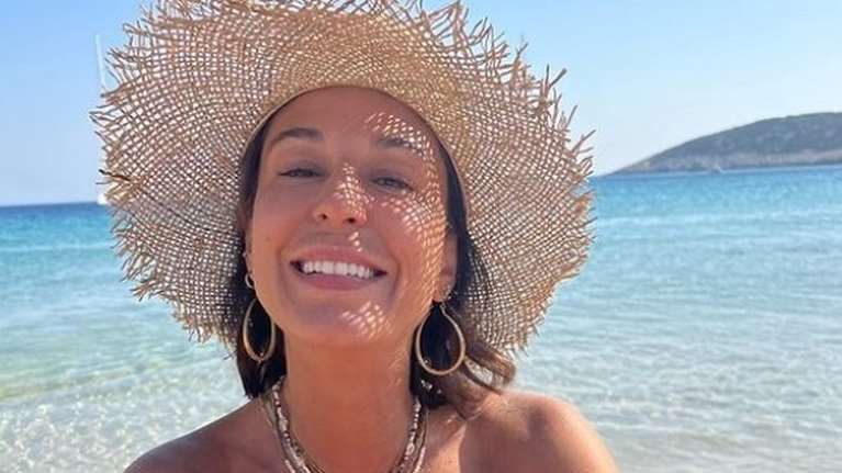 Το μαγιό που επέλεξε η Κατερίνα Παπουτσάκη για το πρώτο της μπάνιο - Ολόσωμο και σέξι [εικόνες]