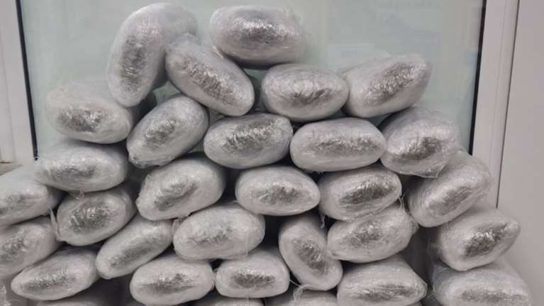 Κιλκίς: Επεισοδιακή σύλληψη 27χρονου από τη Βόρεια Μακεδονία με 45 κιλά χασίς - Προκάλεσε τροχαίο για να το σκάσει