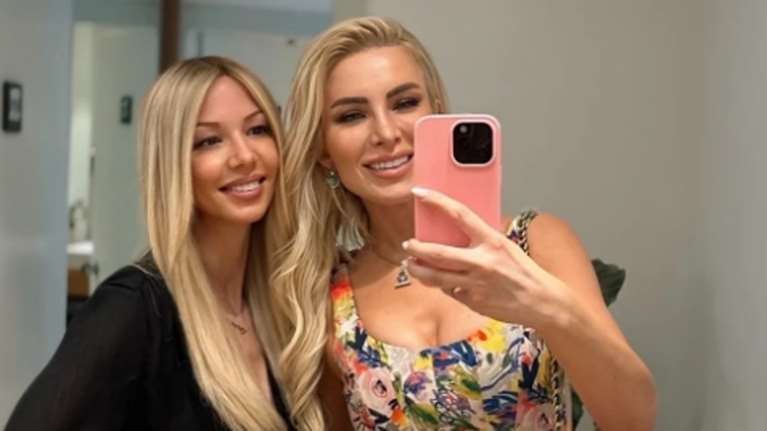 Ντέμης Νικολαΐδης: Η σύντροφός του Αλεξάνδρα Νικολαΐδου με διάφανο κροσέ παντελόνι Zara - Η τολμηρή εμφάνιση