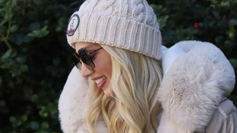 Κωνσταντίνα Σπυροπούλου: Κομψή στο Λονδίνο με total white - Το χειμερινό look που συνδύασε με τσάντα Dior