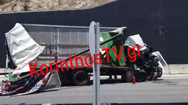 Σφοδρή σύγκρουση ανάμεσα σε δύο νταλίκες στην Εθνική Αθηνών - Κορίνθου: Τραυματίστηκε ένας οδηγός