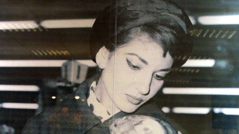 Σπάνιο κλικ: Η Μαρία Κάλλας στην κουζίνα του σπιτιού της στο Μιλάνο - Φορά ποδιά και φτιάχνει κέικ