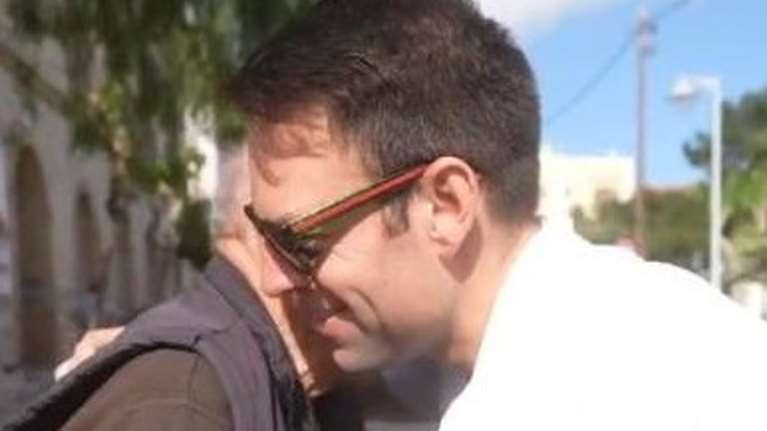 Η συγκινητική αγκαλιά του Στέφανου Κασσελάκη με ηλικιωμένο που έκλαιγε έξω από το νοσοκομείο της Σύρου [βίντεο]