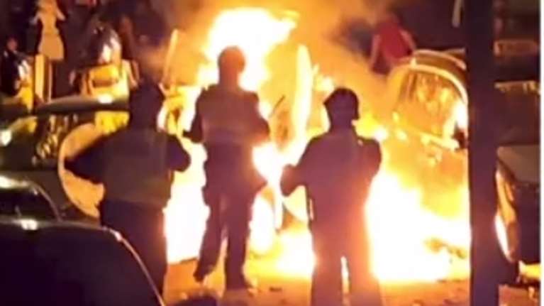 Νύχτα τρόμου στο Κάρντιφ της Ουαλίας: Ένα τροχαίο έφερε σφοδρές συγκρούσεις κουκουλοφόρων με την αστυνομία [βίντεο]