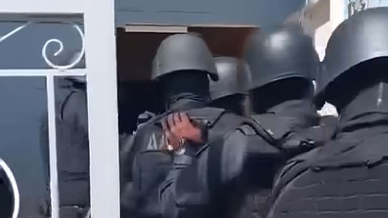 Έφοδος της αστυνομίας σε σπίτι στο Μενίδι: Εντοπίστηκαν ρόπαλα και μετρητά [βίντεο]