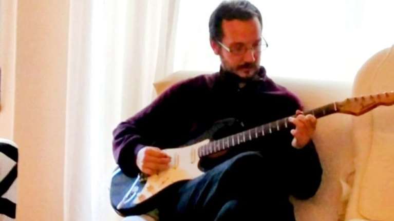 Ανάρτηση με &quot;καρφιά&quot; από τη μητέρα του Βασίλη Καλογήρου: Παίξε παιδί μου όπως πριν τα &quot;ζώα&quot; σου κόψουν τα δάχτυλα