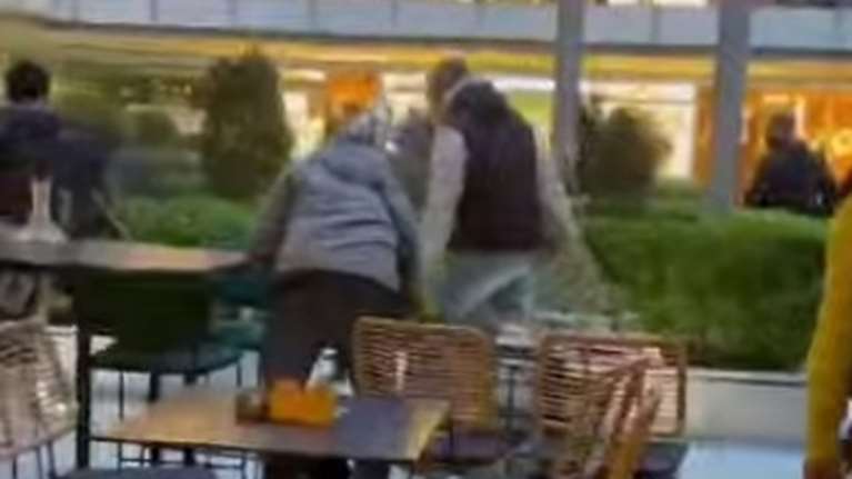 Βίντεο-ντοκουμέντο από άγρια συμπλοκή σε εμπορικό κέντρο της Θεσσαλονίκης - Τραυματίστηκε αστυνομικός