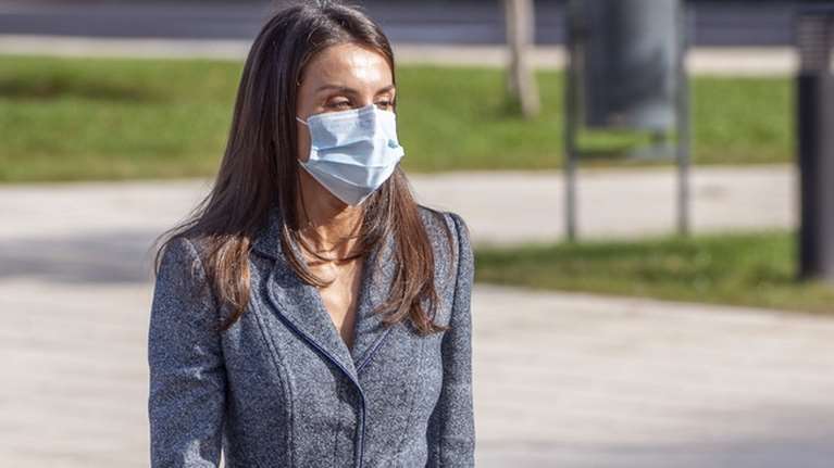 Και οι βασίλισσες κάνουν λάθη: Το total γκρι deux pieces της Λετίσια &amp; το φάουλ