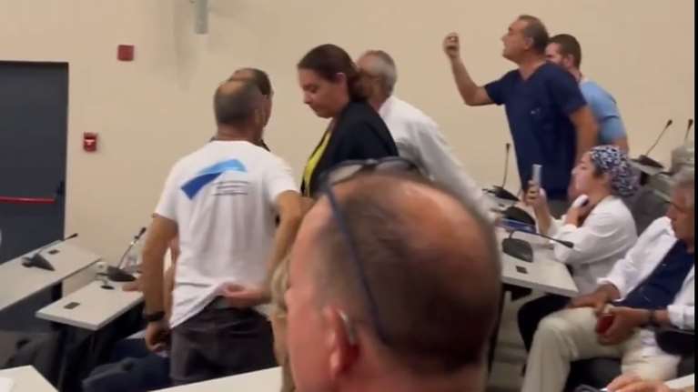 Ένταση ανάμεσα σε Γεωργιάδη και υγειονομικούς στη Ρόδο: &quot;Δεν ντρέπεστε;&quot; - &quot;Γιατί φωνάζετε; Για ηρεμήστε&quot;