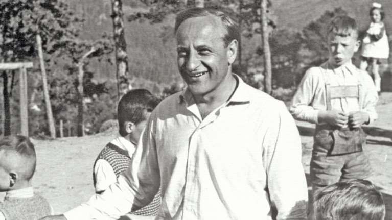 Σαν σήμερα γεννήθηκε ο ιδρυτής των Παιδικών Χωριών SOS - Ποιος ήταν, πώς συνέλαβε την ιδέα για το σπουδαίο έργο