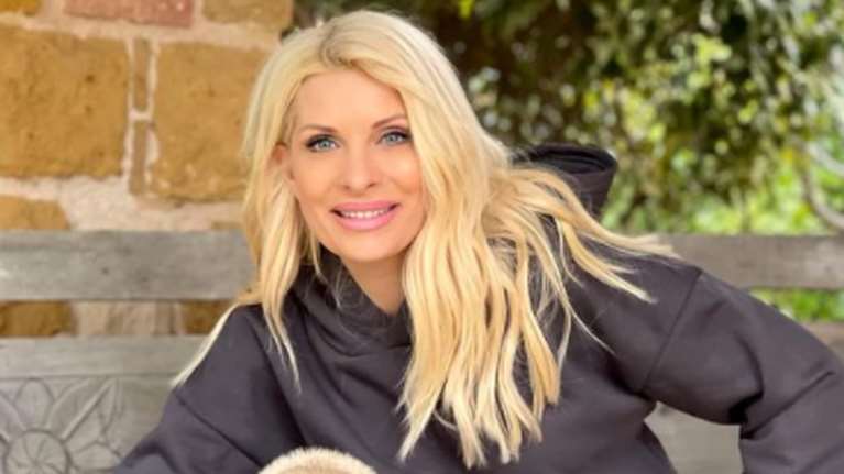 Ελένη Μενεγάκη: Με σκουφί και παλτό ποζάρει στη χιονισμένη αυλή του σπιτιού της [εικόνες]