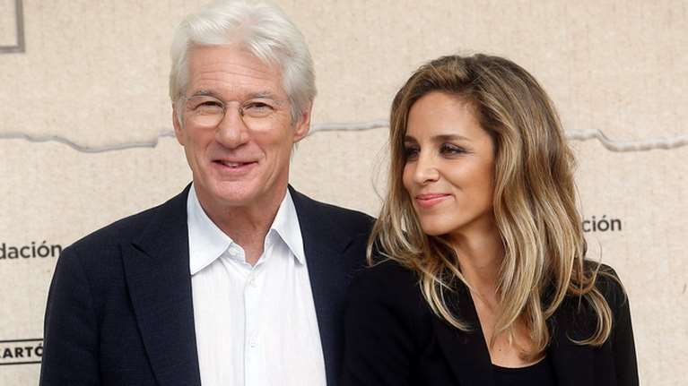 Ρίτσαρντ Γκιρ: Ο 71χρονος γόης ποζάρει με την 38χρονη σύζυγό του δίπλα στη θάλασσα