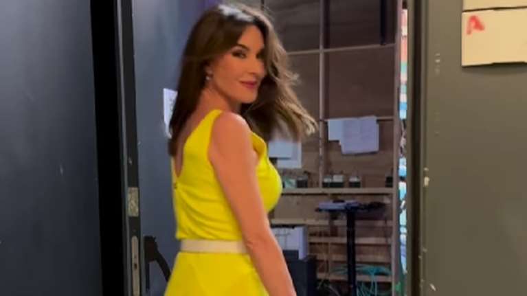 Τατιάνα Στεφανίδου: Φόρεσε το πιο όμορφο καλοκαιρινό φόρεμα - Μίντι, κίτρινο με πλισέ φούστα και μυτερές λεπτομέρειες