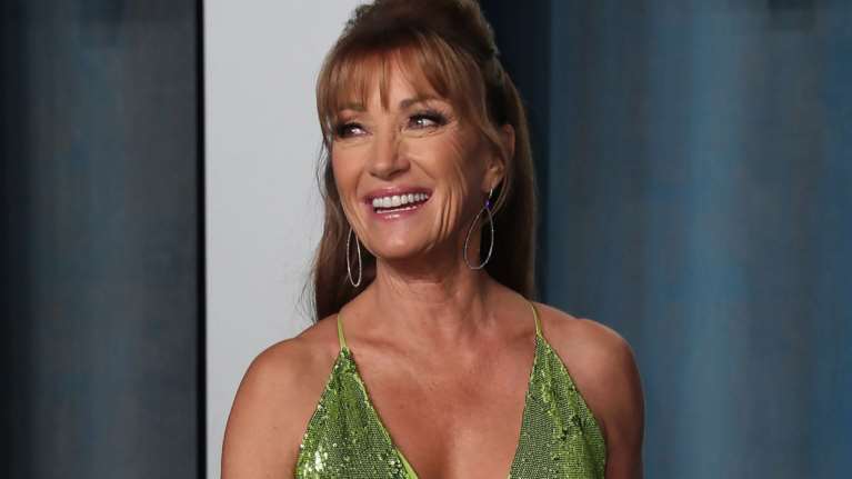 Θεά στα 71 της: Η Τζέιν Σέιμουρ φόρεσε πράσινη παγιέτα και πόζαρε με στιλ στο κόκκινο χαλί