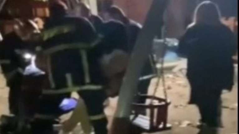 Επικό: Σφήνωσε σε κούνια παιδικής χαράς και την απεγκλώβισε η... Πυροσβεστική [βίντεο]