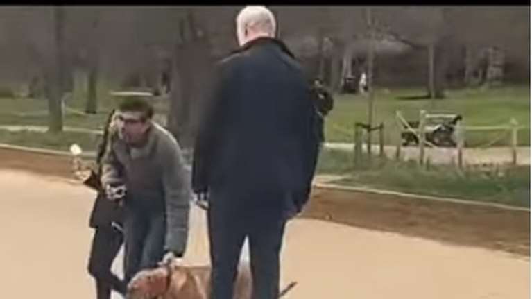 Βρετανία: Αστυνομικοί έκαναν παρατήρηση στον πρωθυπουργό Ρίσι Σούνακ επειδή έβγαλε βόλτα τον σκύλο χωρίς λουρί [βίντεο]