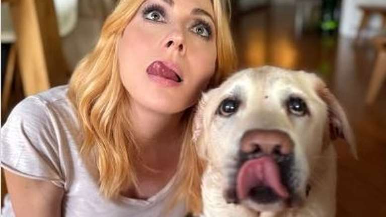 &quot;Βαριακούει, κοιμάται βαθιά...  Έκλεισε τα 14, να του πούμε όλοι χρόνια πολλά&quot; - Η Σμαράγδα Καρύδη φωτογραφίζεται με τον Γιάννη σε ίδιες πόζες