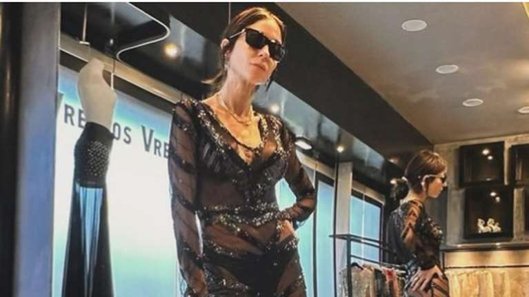 Σοφία Καρβέλα: Ποζάρει με εντελώς διάφανο φόρεμα Vrettos Vrettakos και ασορτί δαντελένια μποτάκια