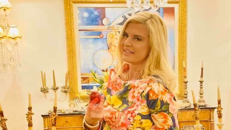 Η Μαρίνα Πατούλη &quot;αυτο-τρολάρεται&quot;: Σόρρυ, αν έβαψα τα αυγά κόκκινα και όχι χρυσά