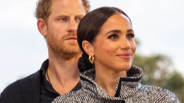 Η Μέγκαν Μαρκλ με δραματική κάπα Carolina Herrera και παντελόνι που θα ενέκρινε η Audrey Hepburn