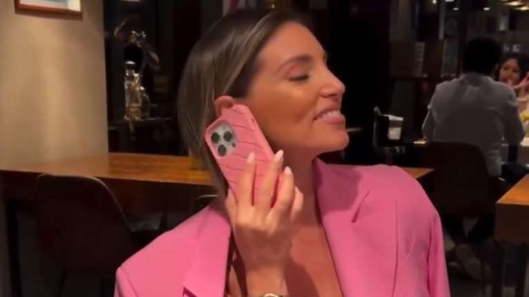 Αθηνά Οικονομάκου: Έξοδος για δείπνο με τον Μπρούνο Τσερέλα στο Μιλάνο - Το total pink outfit και ο σωματώδης μπασκετμπολίστας