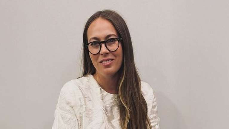 Λιτή και πανάκριβη η Νίνα Φλορ: Το μπροκάρ ανάγλυφο φόρεμα διάσημου brand που φόρεσε με το απλό στιλ της