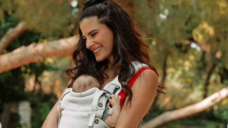 Χριστίνα Μπόμπα: Γιατί πηγαίνει βόλτα τη μία κόρη της και την άλλη την αφήνει στη γιαγιά της