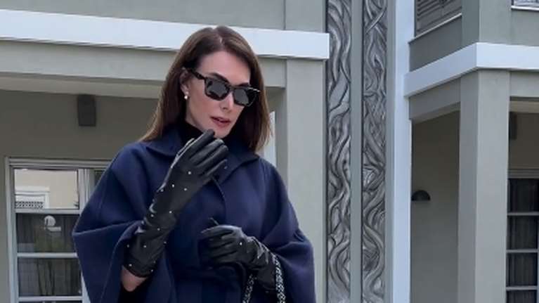 Τατιάνα Στεφανίδου: Ποζάρει έξω από το πολυτελές σπίτι της στην Κηφισιά - Με κάπα και δερμάτινα ψηλά γάντια