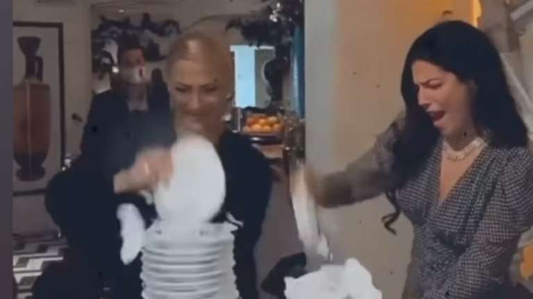 Ιωάννα Τούνη: Πιο προκλητική από ποτέ - Σπάει πιάτα στο Ντουμπάι και ξεφαντώνει σε ελληνικό μαγαζί [Βίντεο-Εικόνες]