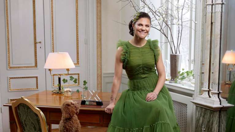 Η πριγκίπισσα Βικτώρια της Σουηδίας με παραμυθένιο φόρεμα H&amp;M στο παλάτι