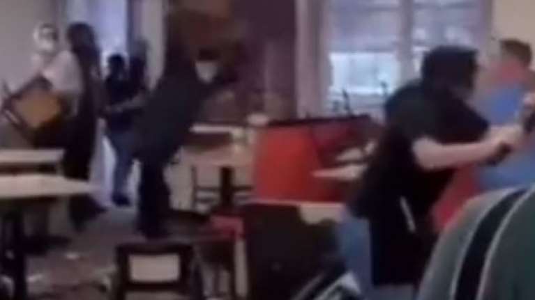 Viral: Σκηνές τρέλας σε αμερικάνικο εστιατόριο όταν τελείωσαν οι... μπριζόλες - Τι συνέβη [Βίντεο]