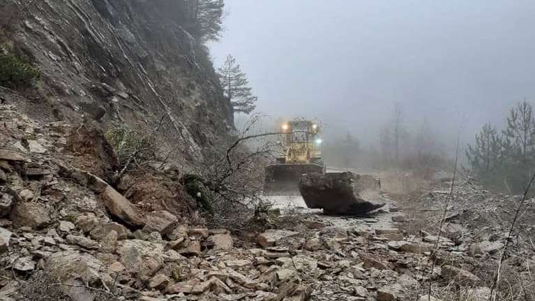 Κακοκαιρία: Κατολισθήσεις και πτώσεις βράχων στο εθνικό και επαρχιακό δίκτυο της Περιφέρειας Ηπείρου