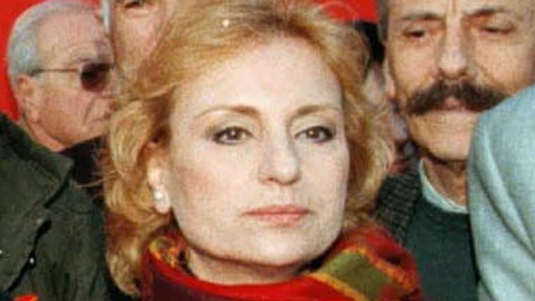 Ρετρό: Η Βίκυ Μοσχολιού συνοδεύει την κόρη της, Ευαγγελία, στον γάμο της - Ντυμένες στα λευκά