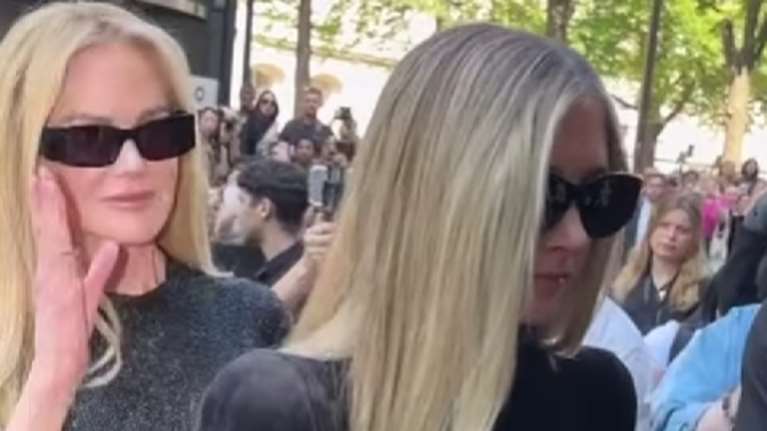 Σαν δίδυμες με την μεγάλη κόρη της στο Παρίσι η Νικόλ Κίντμαν: Τα εφαρμοστά μαύρα φορέματα και η πανύψηλη 15χρονη