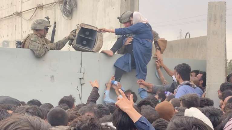 Χάος στο Αφγανιστάν: Γυναίκες και παιδιά ποδοπατήθηκαν στο αεροδρόμιο της Καμπούλ [Βίντεο]