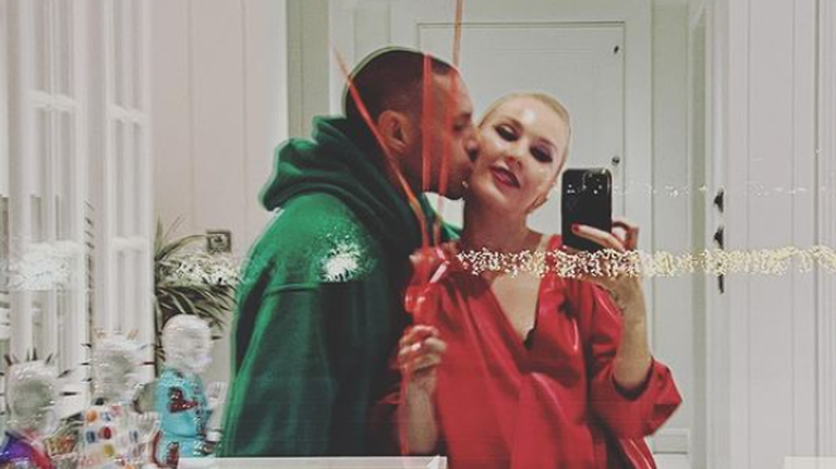 Πάρις Κασιδόκωστας - Τάμτα: Ποζάρουν για πρώτη φορά μαζί μέσα στο φωτεινό σπίτι τους