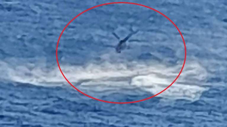 Φωτιά στη Σάμο: Η στιγμή που το ελικόπτερο πέφτει στη θάλασσα [Εικόνες - Βίντεο]