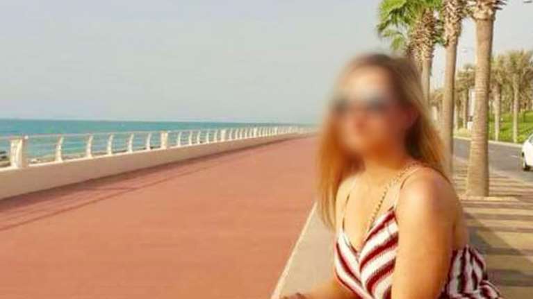 Επίθεση με βιτριόλι: Νέο βίντεο αποκαλύπτει τη δράστρια - Αδύνατη, μετρίου αναστήματος, με μάσκα και σκούφο