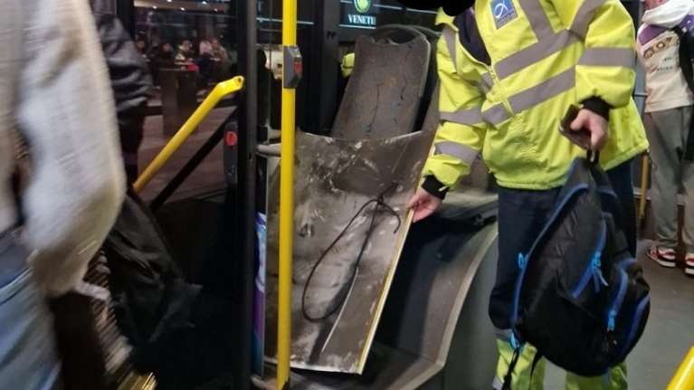 Απίστευτο: Κομμάτι από την οροφή λεωφορείου ξεκόλλησε και έπεσε πάνω σε επιβάτες [εικόνες]