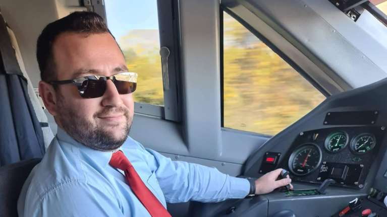 Φίλοι αποχαιρετούν τον 32χρονο μηχανοδηγό του επιβατικού τρένου - &quot;Καλό πέρασμα στον παράδεισο αδερφέ μου&quot;