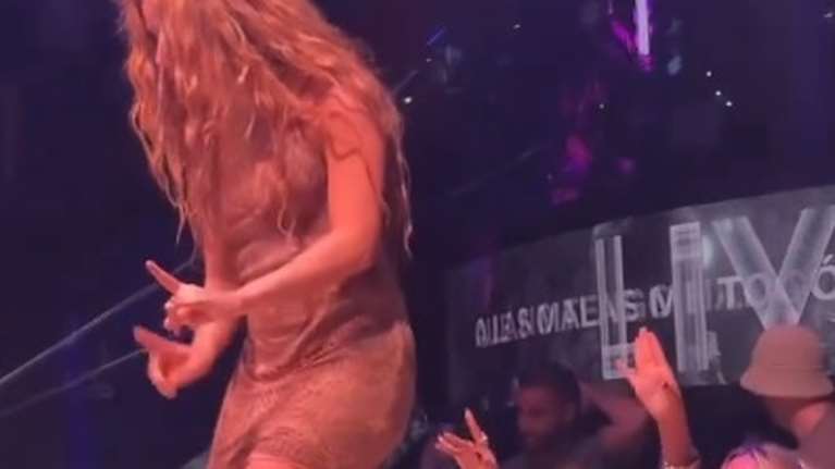 Η Σακίρα εκνευρίστηκε και έφυγε από τη σκηνή - Θεατές τραβούσαν βίντεο κάτω από το φόρεμά της [βίντεο]