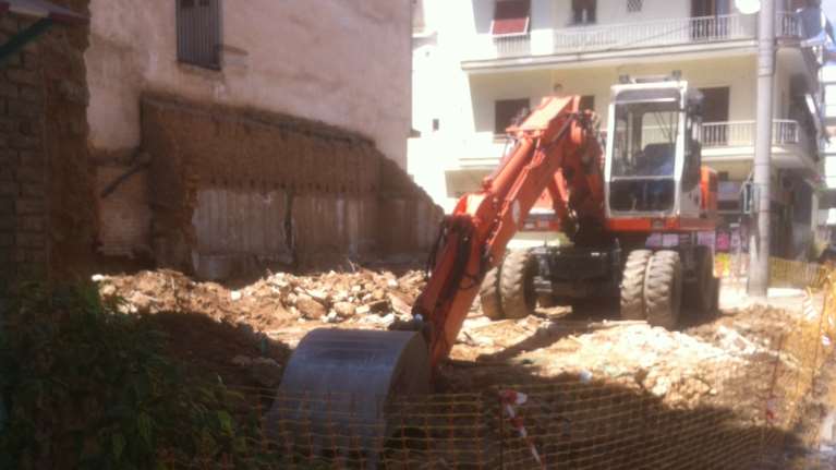 Κατεδαφίζονται 13 επικίνδυνα κτίρια στην Αθήνα [εικόνες]