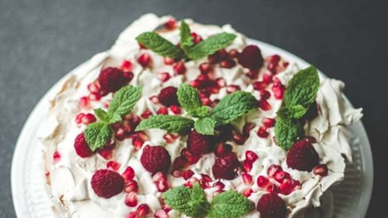 Συνταγή για λαχταριστή γιορτινή Πάβλοβα - Το απόλυτο γλυκό για το χριστουγεννιάτικο τραπέζι