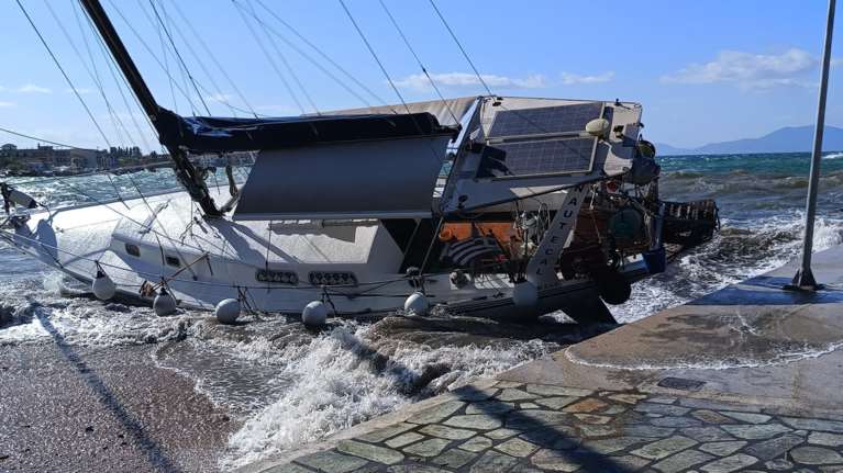Μαγνησία: Ισχυροί άνεμοι στον Παγασητικό - Καράβια βγήκαν στη στεριά...