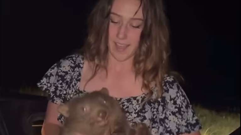 Εξοργισμένοι οι Αυστραλοί με Αμερικανίδα ινφλουένσερ - Άρπαξε μικρό γουόμπατ από τη μαμά του και άρχισε να τρέχει [βίντεο]