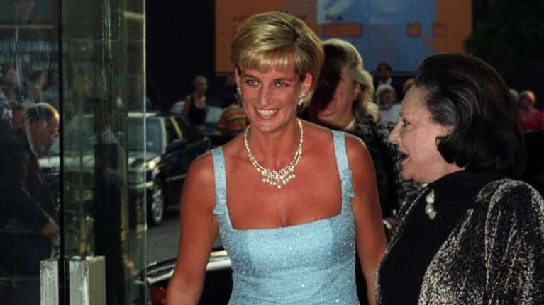 Η τρομερή κίνηση της πριγκίπισσας Νταϊάνα στο Met Gala το 1996: Το Dior φόρεμα που έσκισε επειδή την καταπίεζε