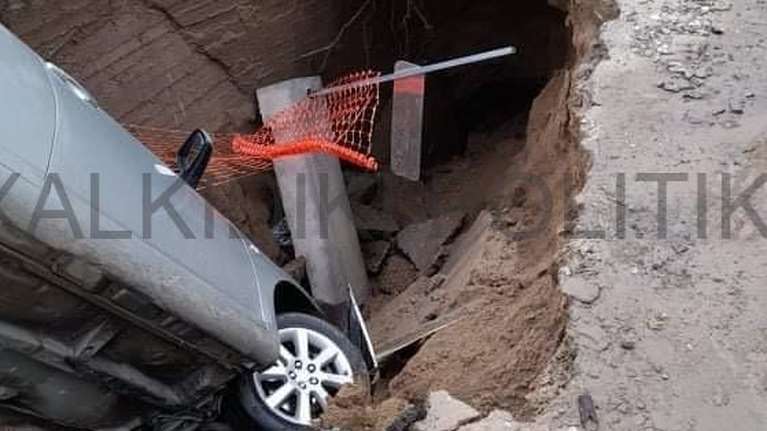 Χαλκιδική: Άνοιξε ο δρόμος στη μέση και κατάπιε τον οδηγό και επιβάτες ενός ΙΧ [εικόνες]